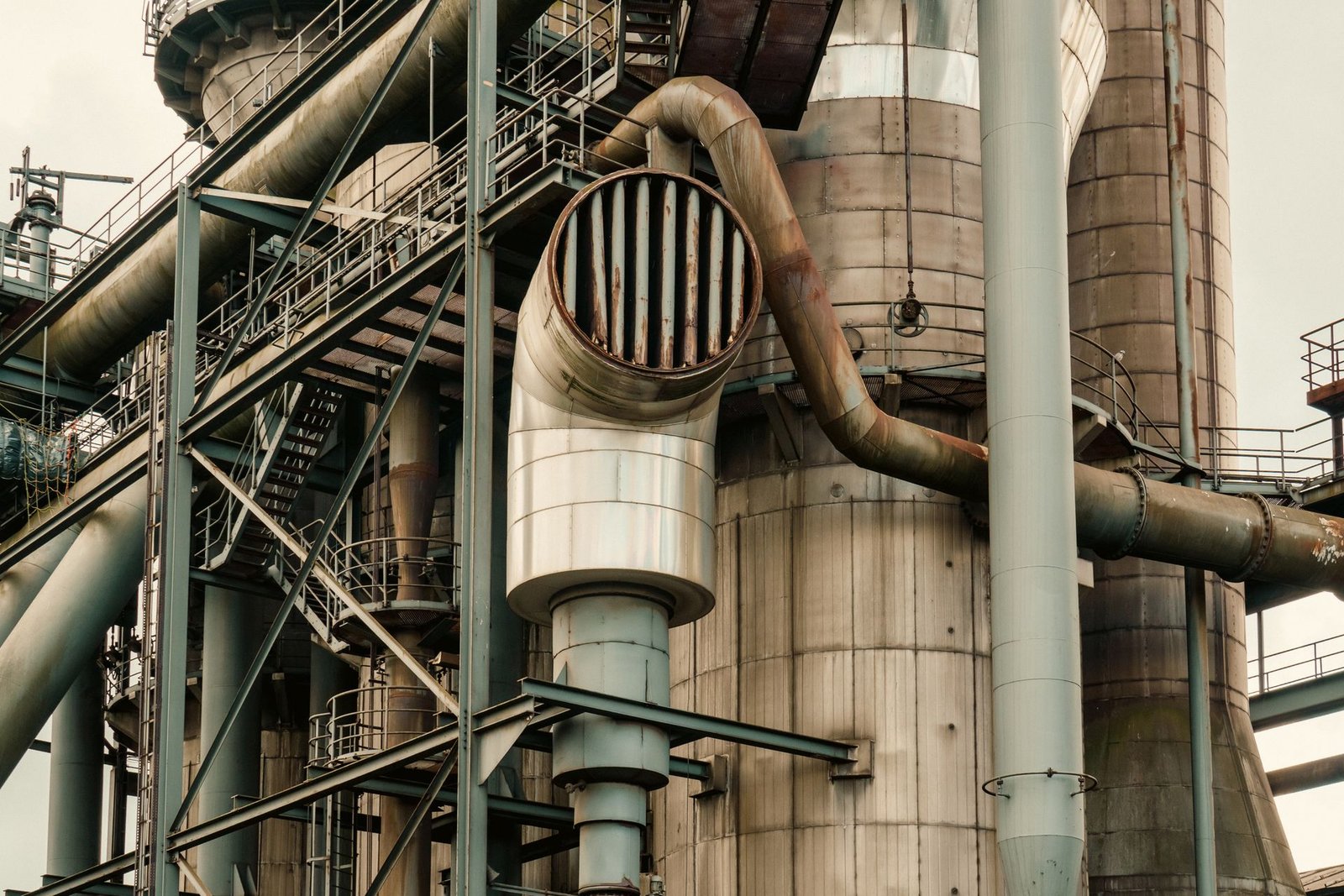 Chemical reactor where nitrogen produces calcium cyanamide